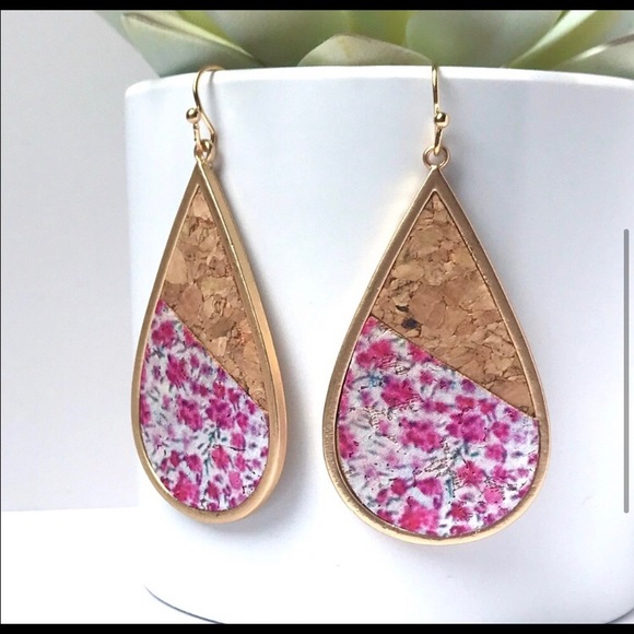 LAST PAIR: Gold tone summer fun cork floral metal women’s dangle earrings - Picture 3 of 3
